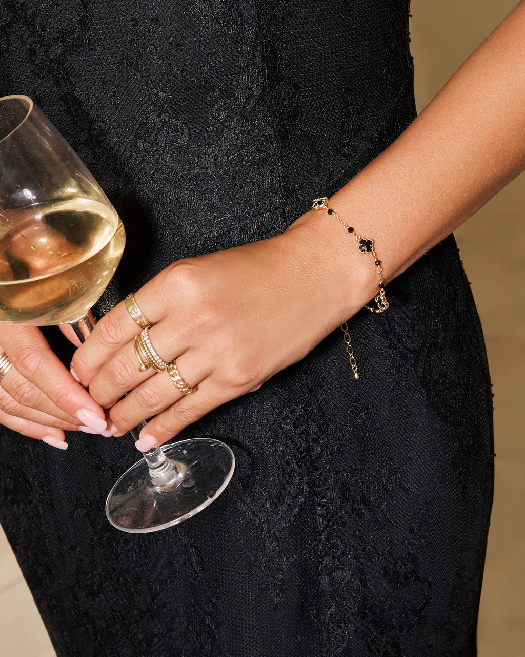 Arine Dainty Clover Bracelet - Image 3