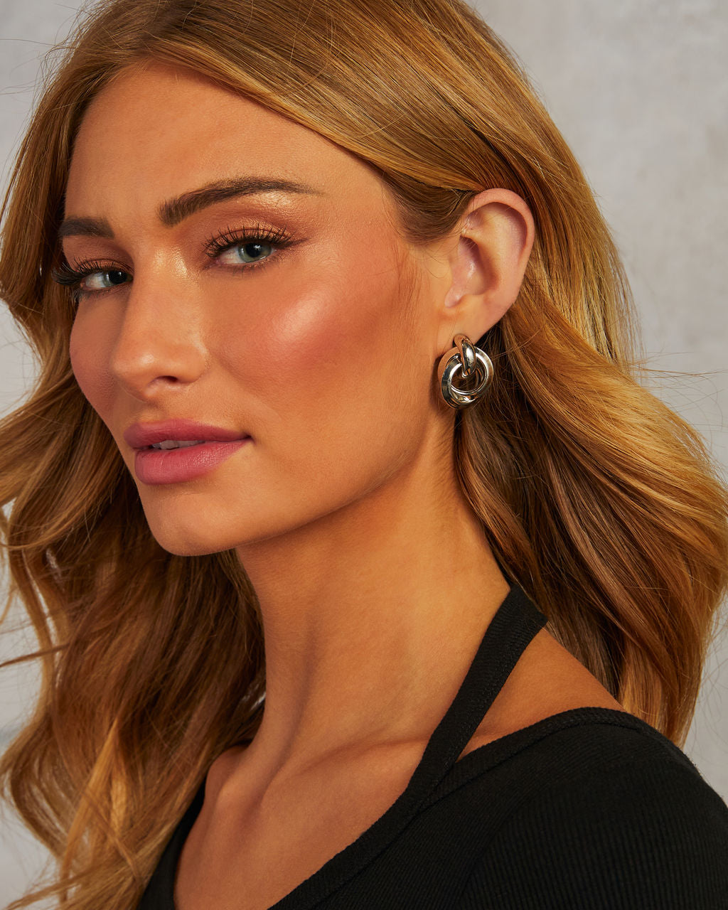 In Circles Intertwined Hoop Earrings - Image 4